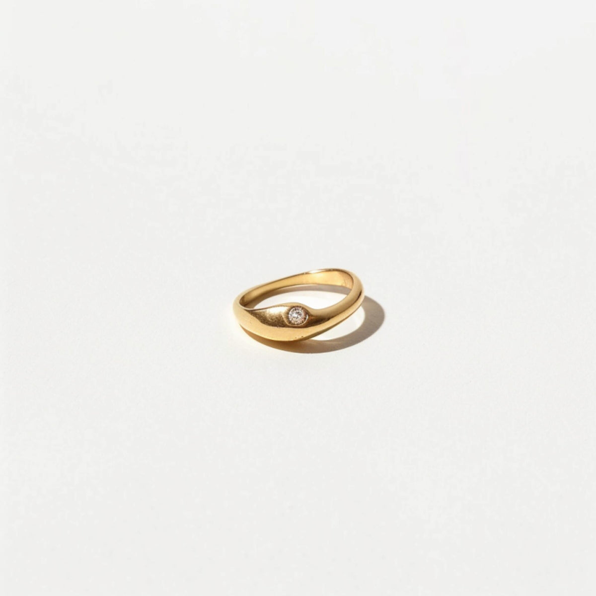 Luna – goldfarbener Ring mit Stein